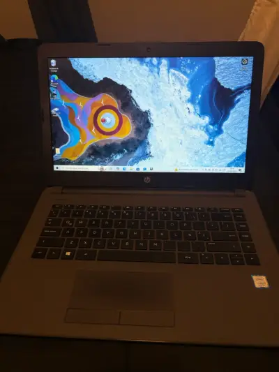 Laptop HP con Procesador Intel Core i5 - miniatura 1