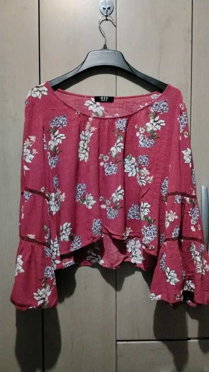Blusa floreada manga mariposa larga talla M