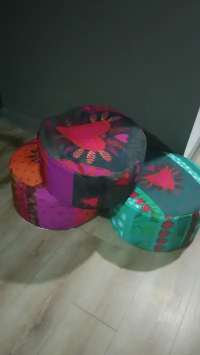 Puffs decorativos redondos con diseño colorido - miniatura 1