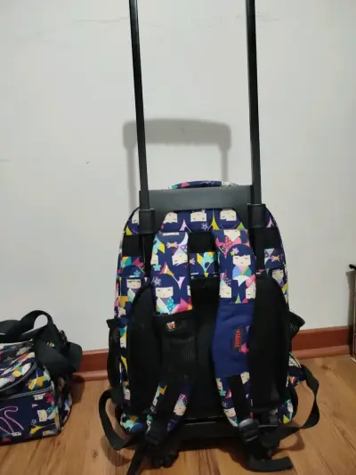 Mochila con ruedas estampada para niñas - miniatura 2