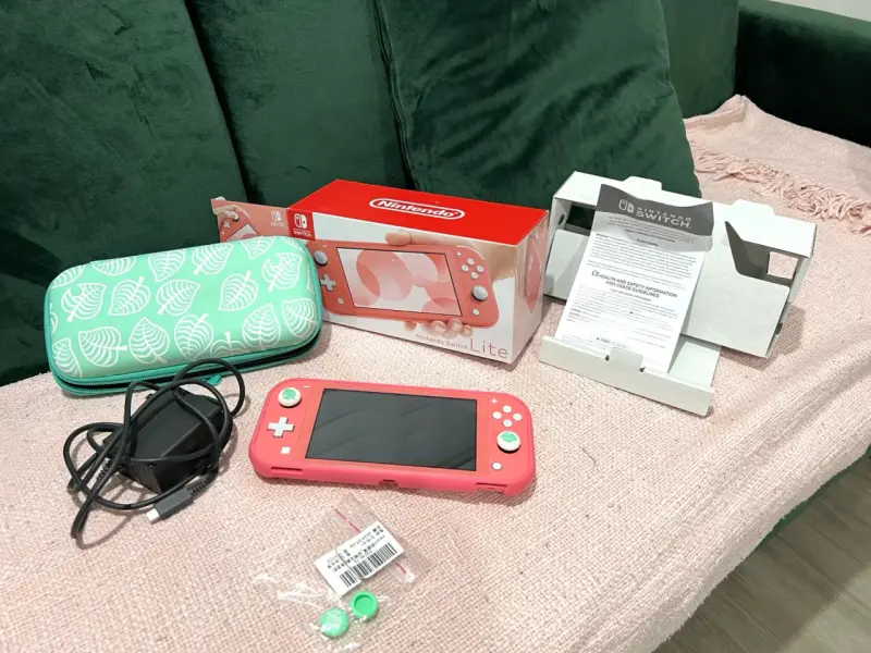 Nintendo Switch Lite coral con funda y accesorios - 2
