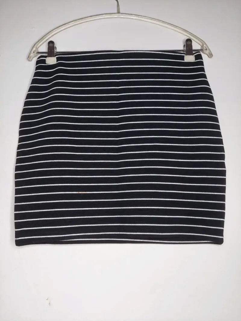 Falda corta a rayas Zara - 1