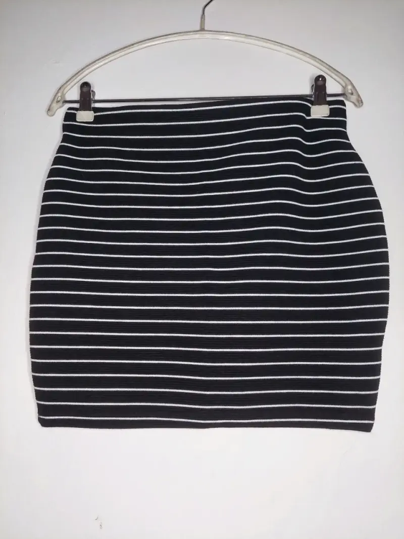 Falda corta a rayas Zara - 2