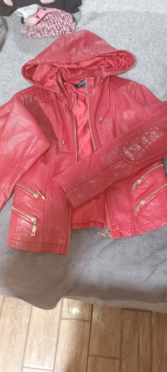 Chaqueta de cuero roja con capucha para mujer