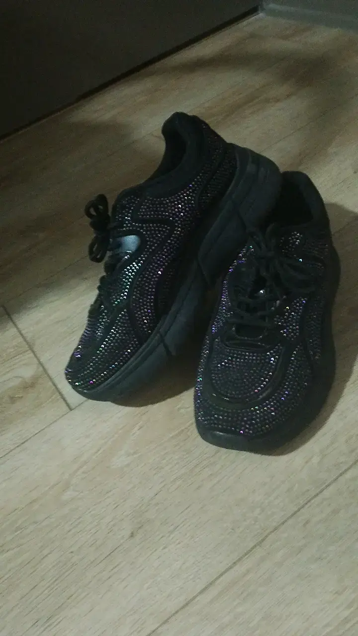 Zapatillas negras con brillo para mujer - 1
