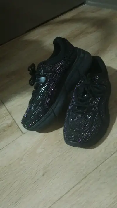Zapatillas negras con brillo para mujer - miniatura 1