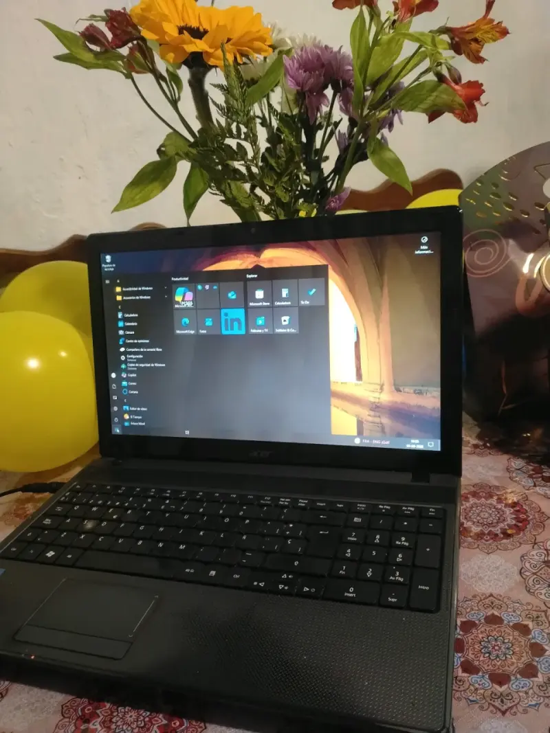 Laptop Acer en buen estado con Windows - 1