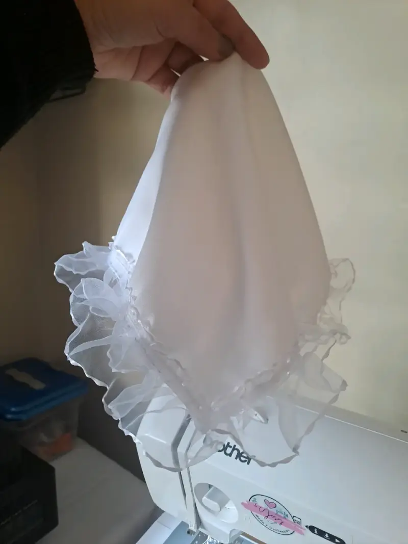 Pañuelo de tela blanco con encaje