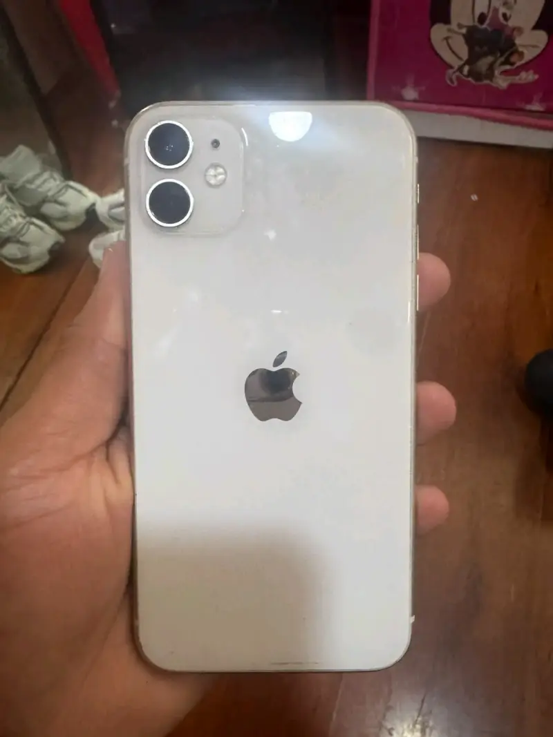 iPhone 11 blanco con funda protectora - 1