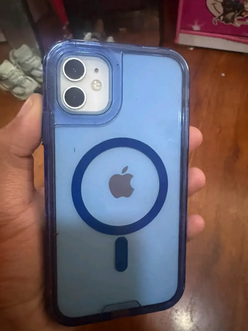 iPhone 11 blanco con funda protectora - 2