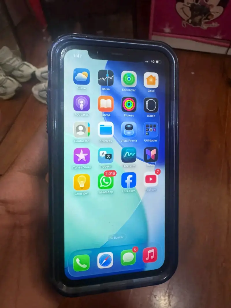 iPhone 11 blanco con funda protectora - 3