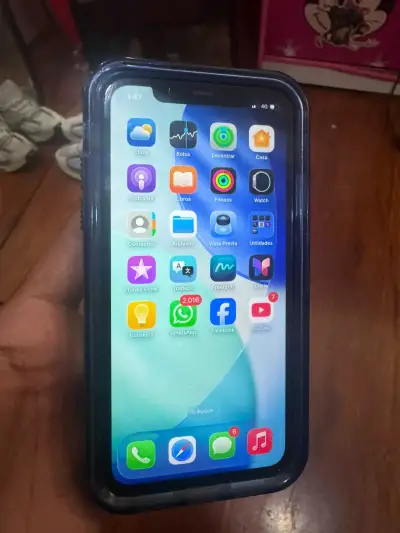 iPhone 11 blanco con funda protectora - miniatura 3