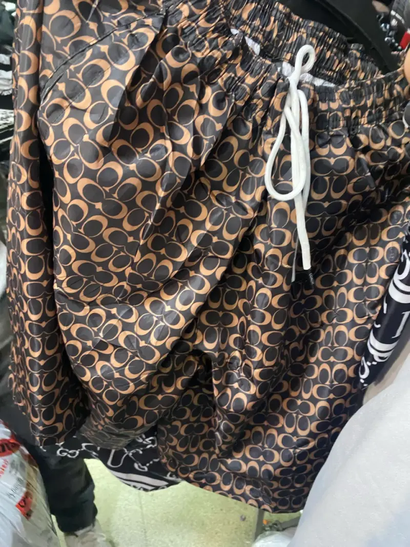Shorts deportivos estampados de lujo - 1