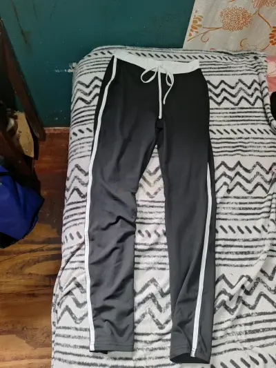 Pantalones deportivos negros con franjas blancas - miniatura 1