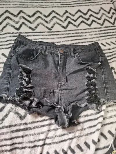 Shorts de mezclilla desgastados para mujer - miniatura 1