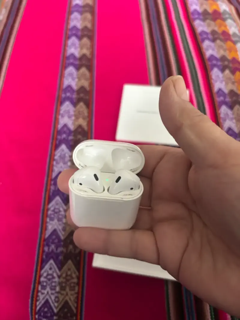 Apple AirPods con estuche de carga - 4