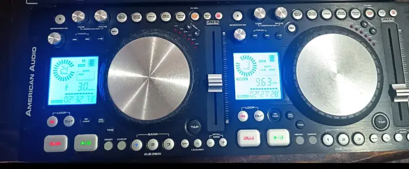 Controlador DJ American Audio con pantalla dual