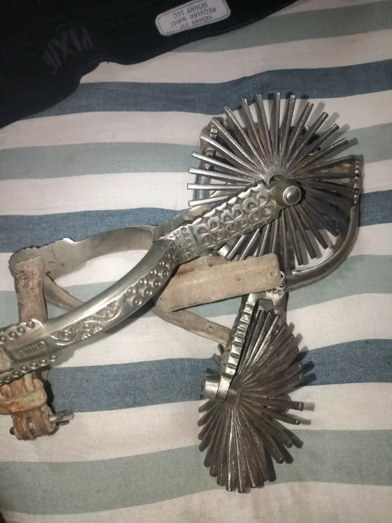 Espuelas de acero con funda de cuero - 9