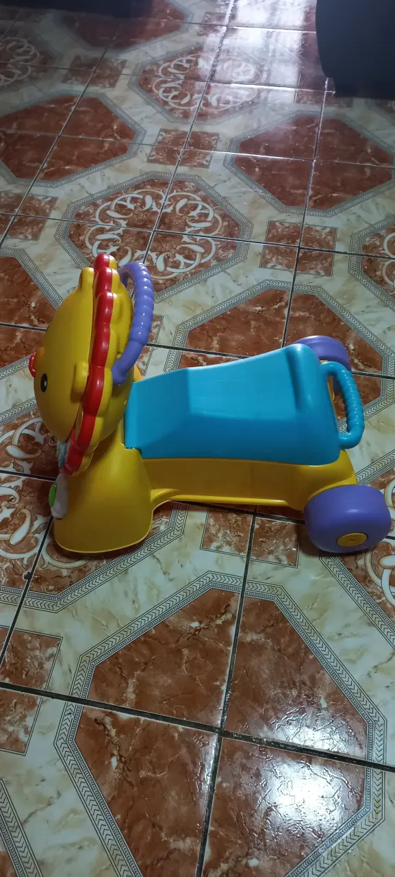 Andador infantil con diseño de león colorido - 2