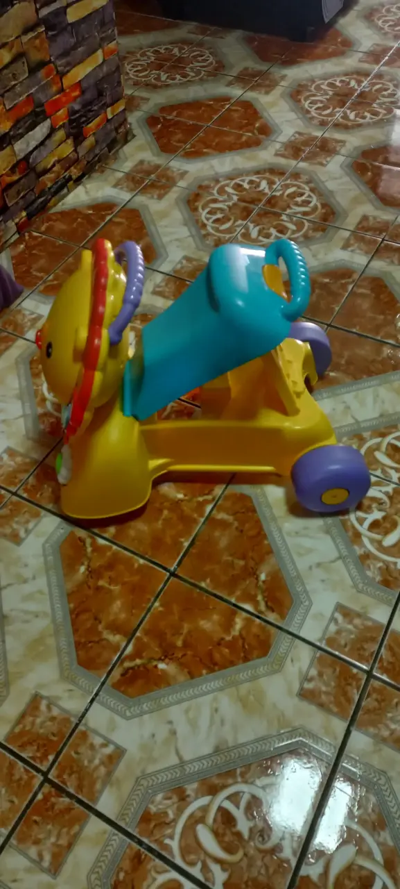 Andador infantil con diseño de león colorido - 3