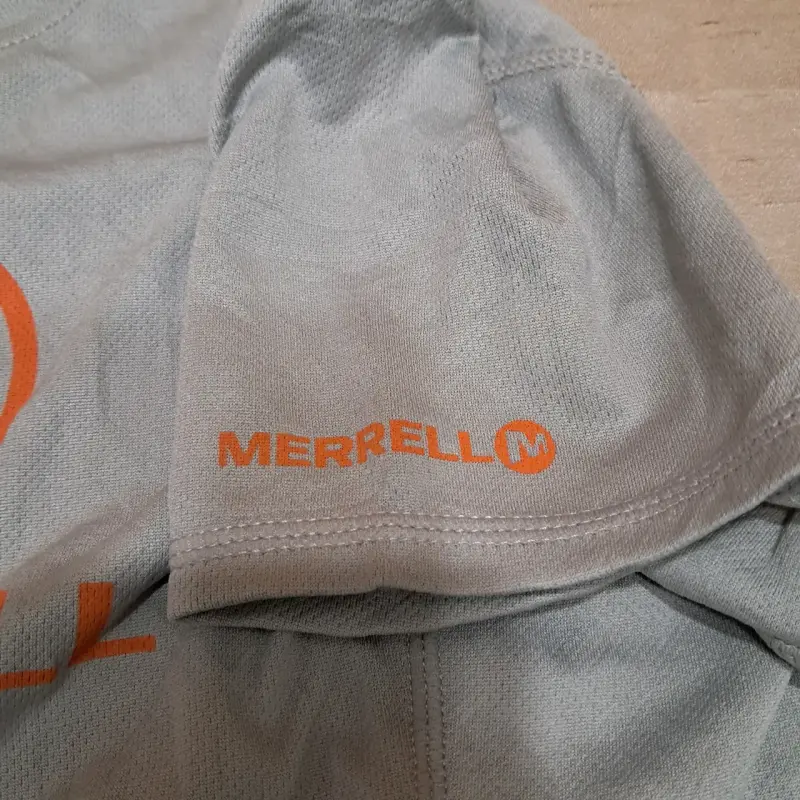 Polera deportiva gris Merrell Barefoot con protección solar - 3
