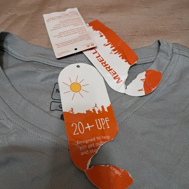 Polera deportiva gris Merrell Barefoot con protección solar - 4