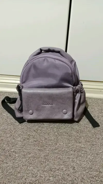 Mochila pequeña morada con bolsillo frontal - miniatura 1