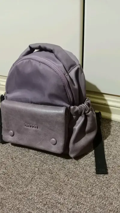 Mochila pequeña morada con bolsillo frontal - miniatura 2