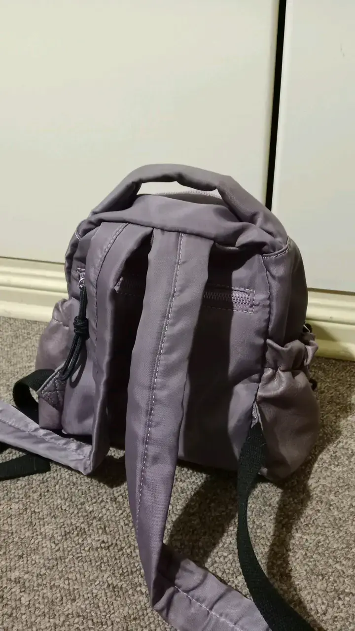 Mochila pequeña morada con bolsillo frontal - 3