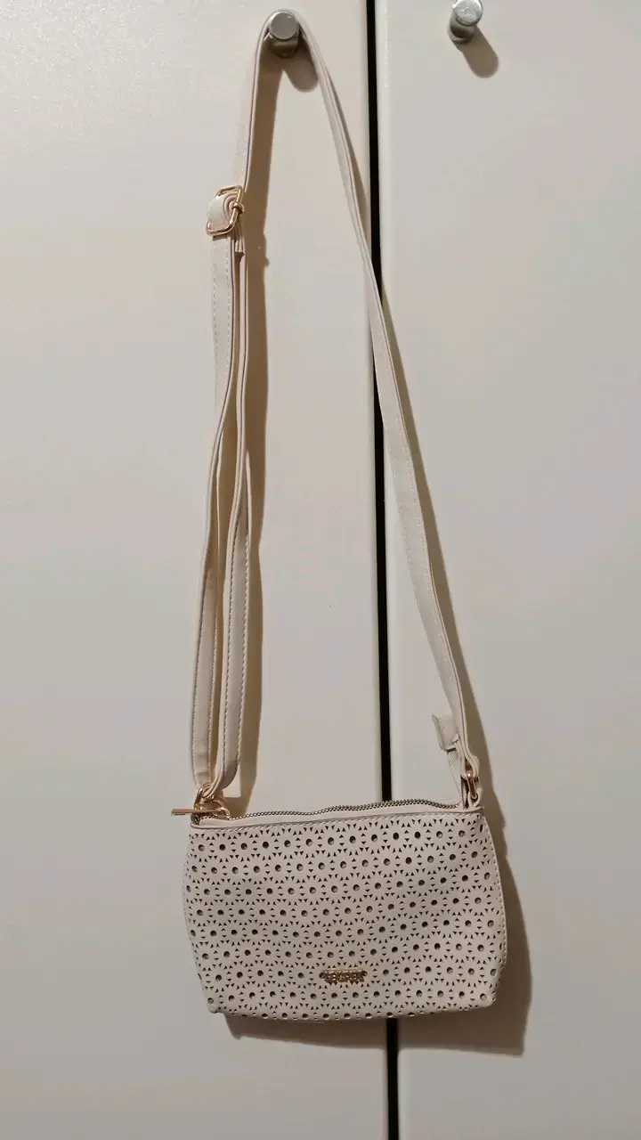 Cartera cruzada beige con diseño calado - 1