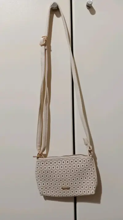 Cartera cruzada beige con diseño calado - miniatura 1