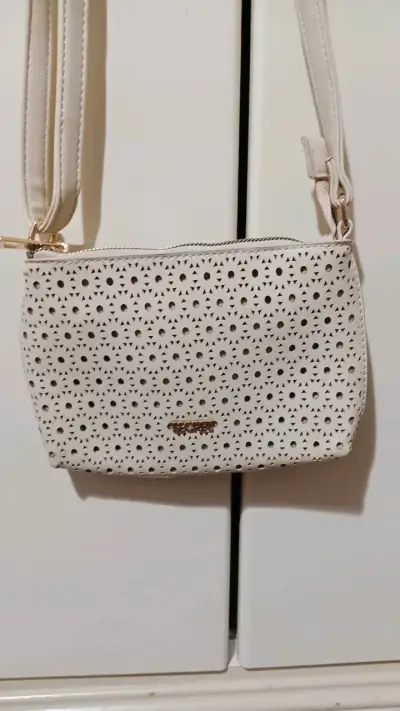 Cartera cruzada beige con diseño calado - miniatura 2