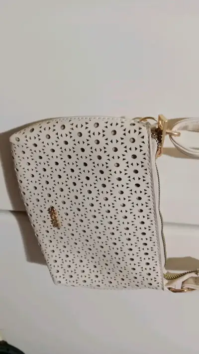 Cartera cruzada beige con diseño calado - miniatura 3