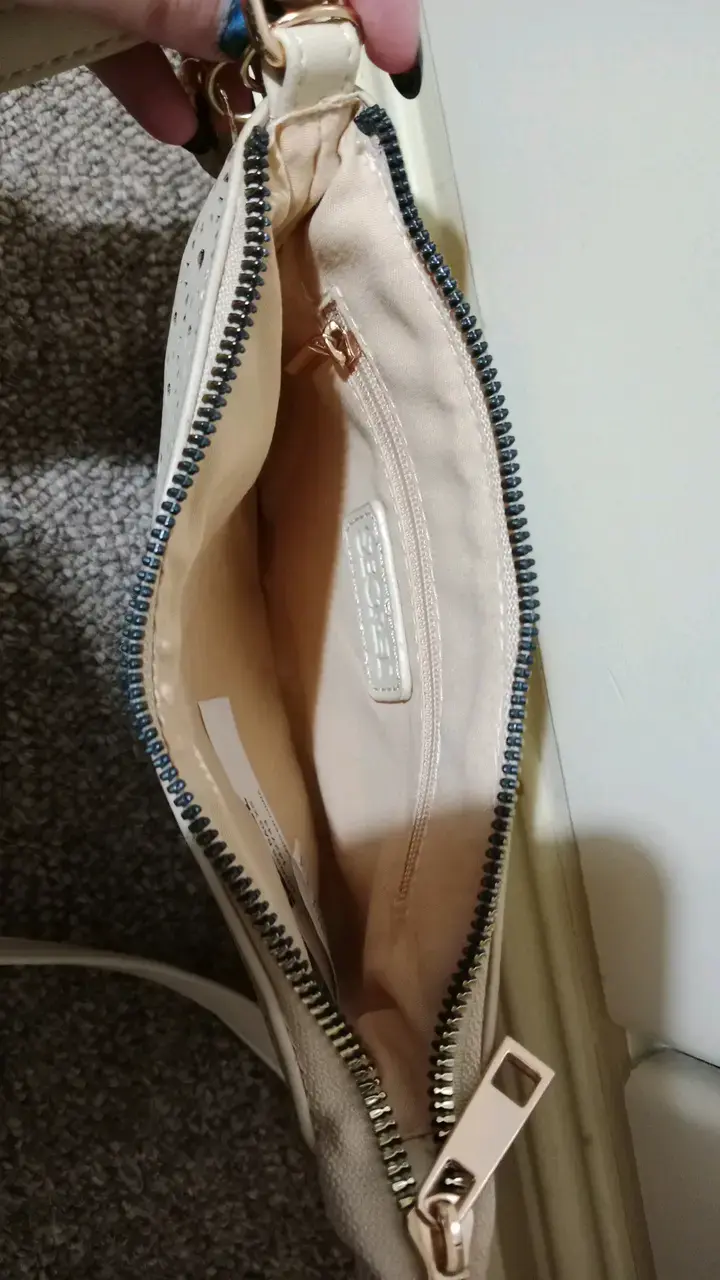 Cartera cruzada beige con diseño calado - 4