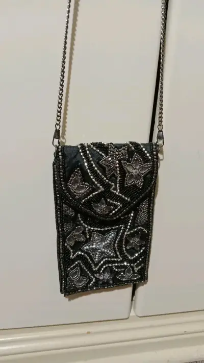 Bolso de mano negro con pedrería - miniatura 1