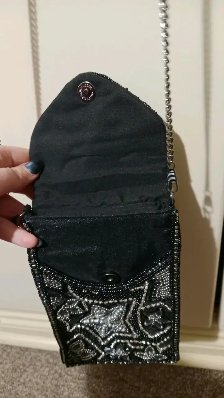 Bolso de mano negro con pedrería - 3