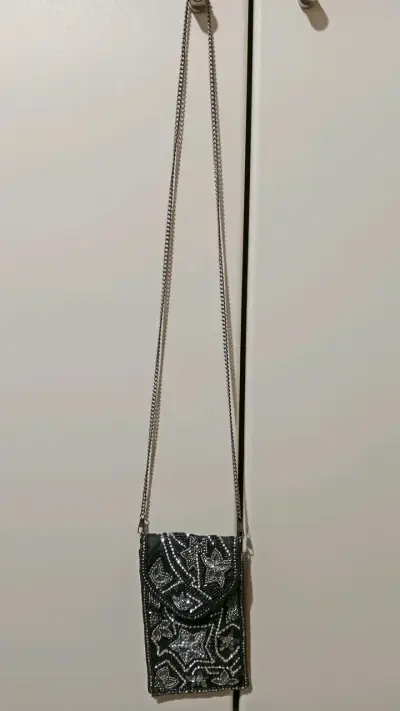 Bolso de mano negro con pedrería - miniatura 4