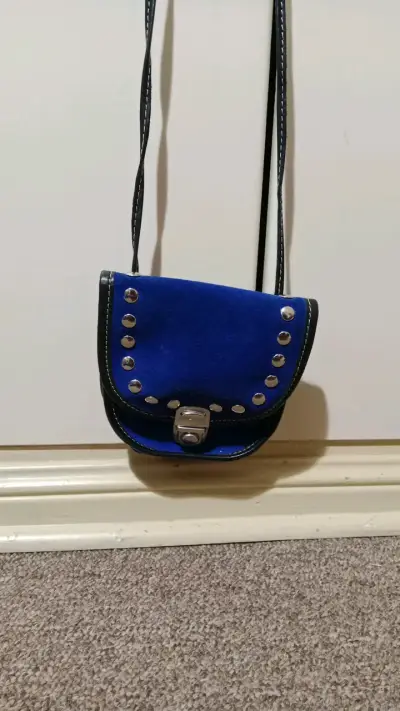Bolso pequeño azul con tachas metálicas - miniatura 1