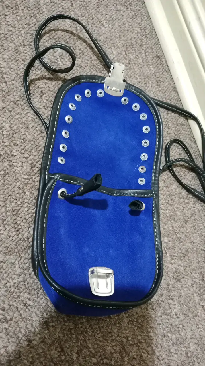 Bolso pequeño azul con tachas metálicas - 2