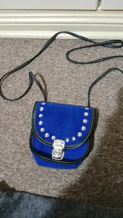 Bolso pequeño azul con tachas metálicas - miniatura 3