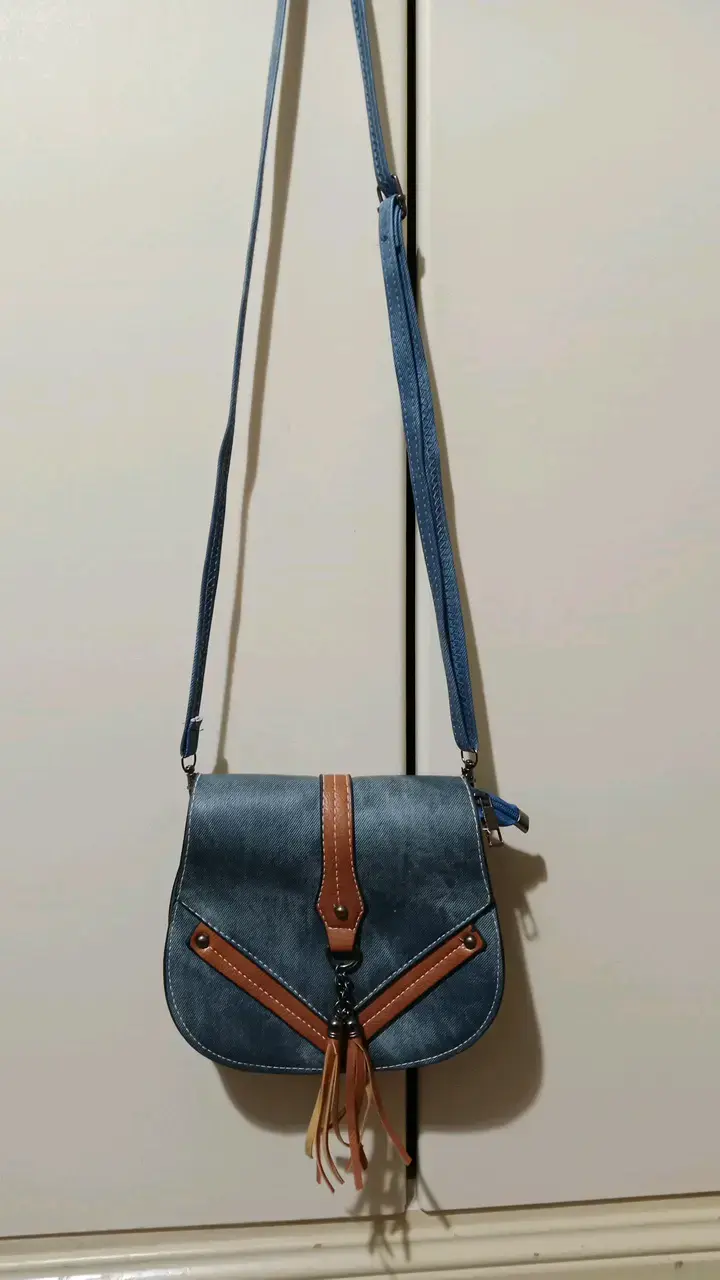 Cartera bandolera de mezclilla con detalles ma