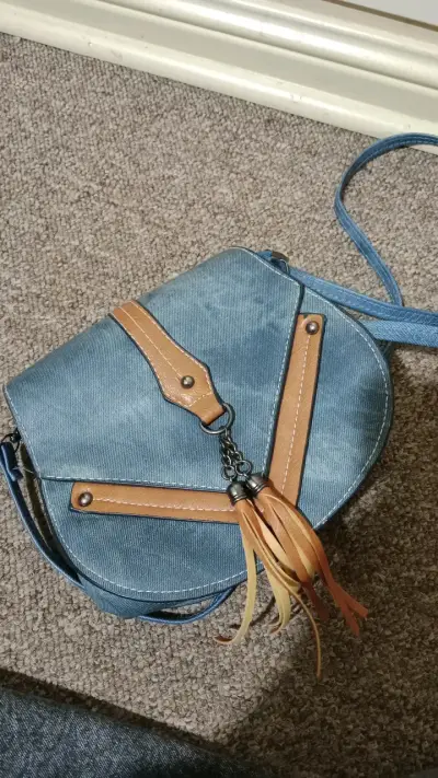 Cartera bandolera de mezclilla con detalles ma - miniatura 4