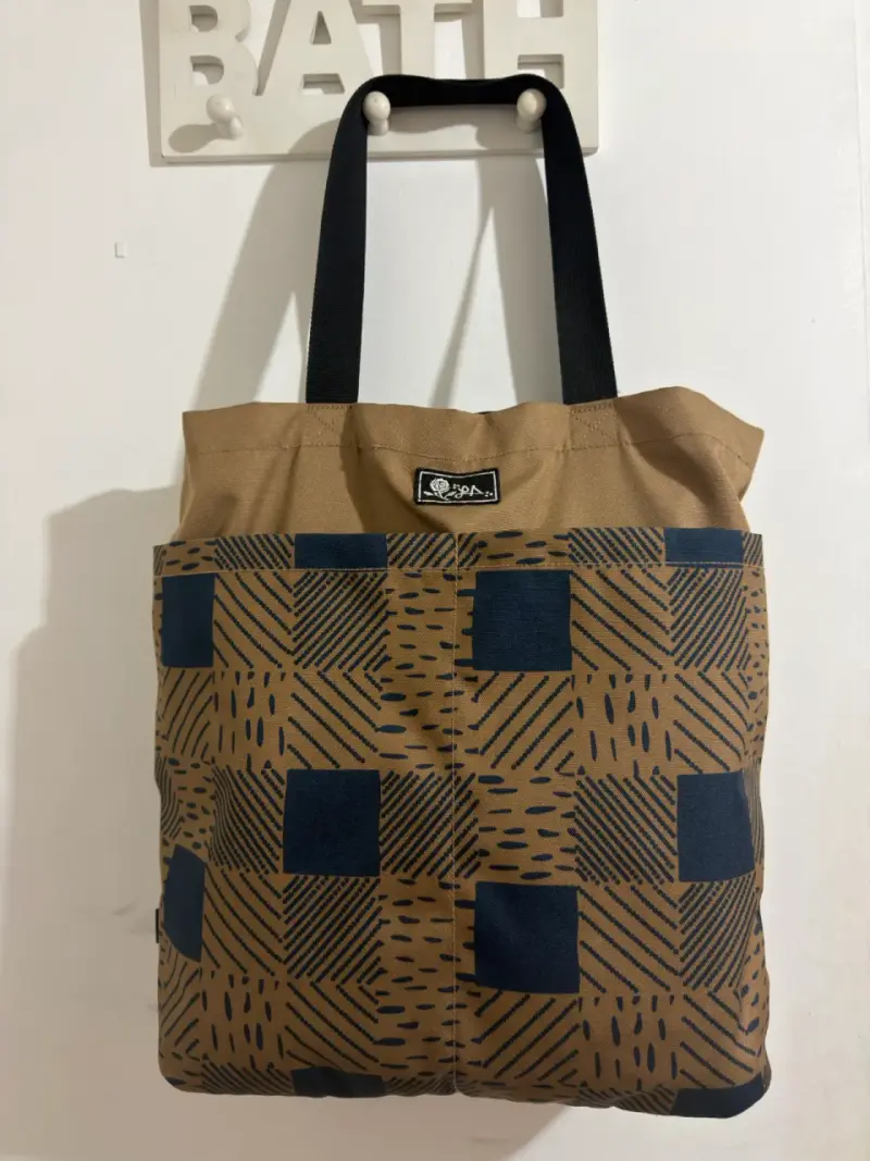 Bolso tote estampado marrón y negro - 1