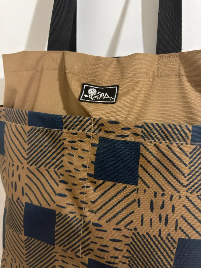 Bolso tote estampado marrón y negro - 3