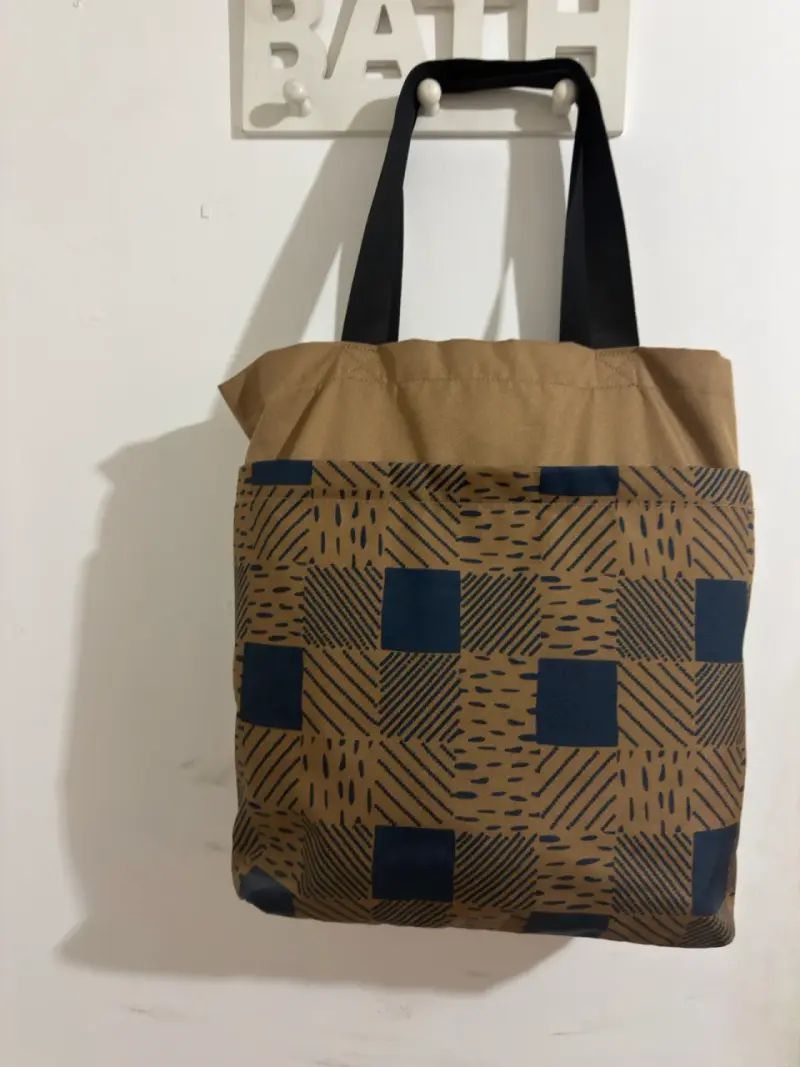Bolso tote estampado marrón y negro - 4