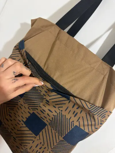 Bolso tote estampado marrón y negro - miniatura 5