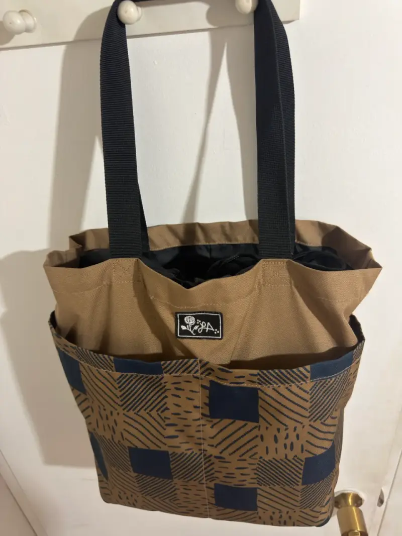 Bolso tote estampado marrón y negro - 6