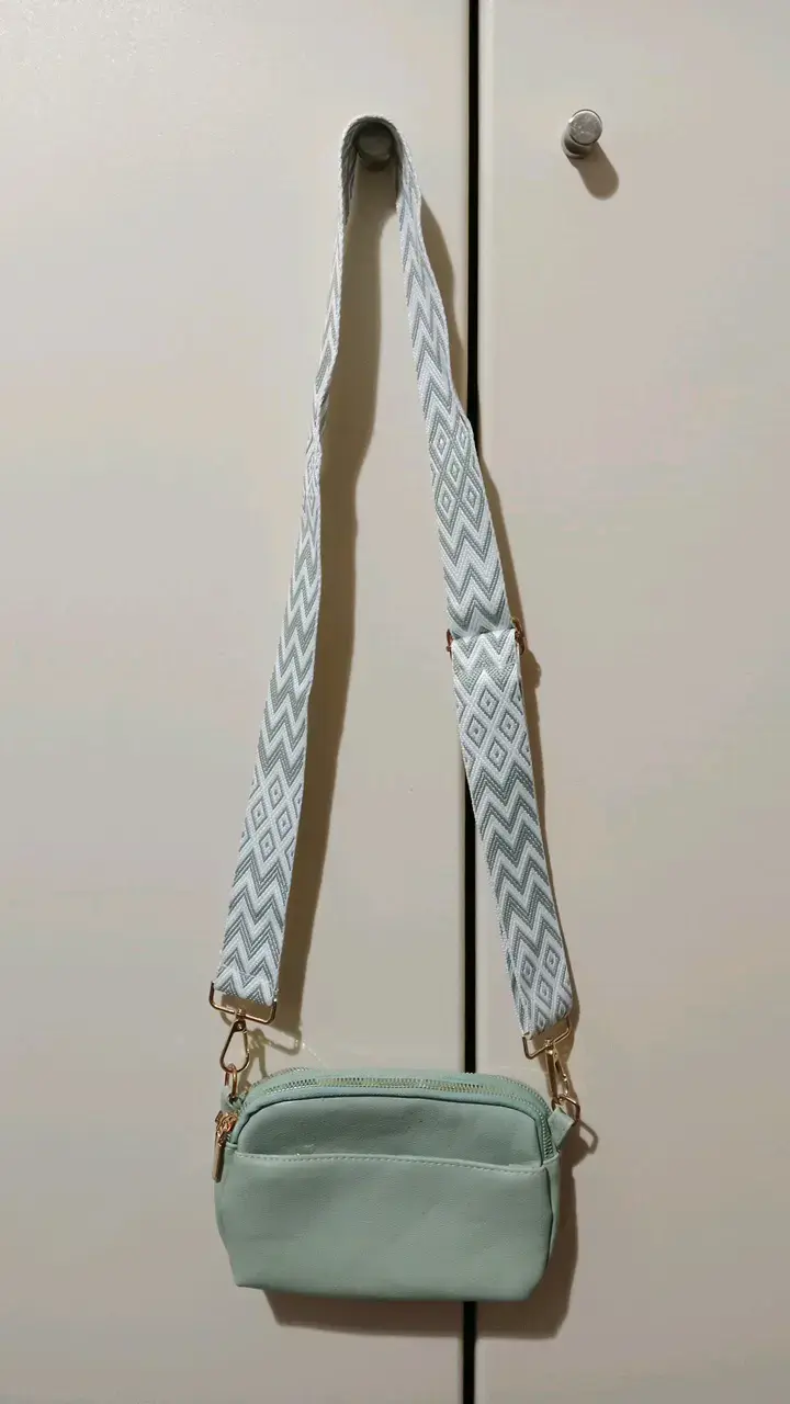 Bandolera verde menta con correa estampada