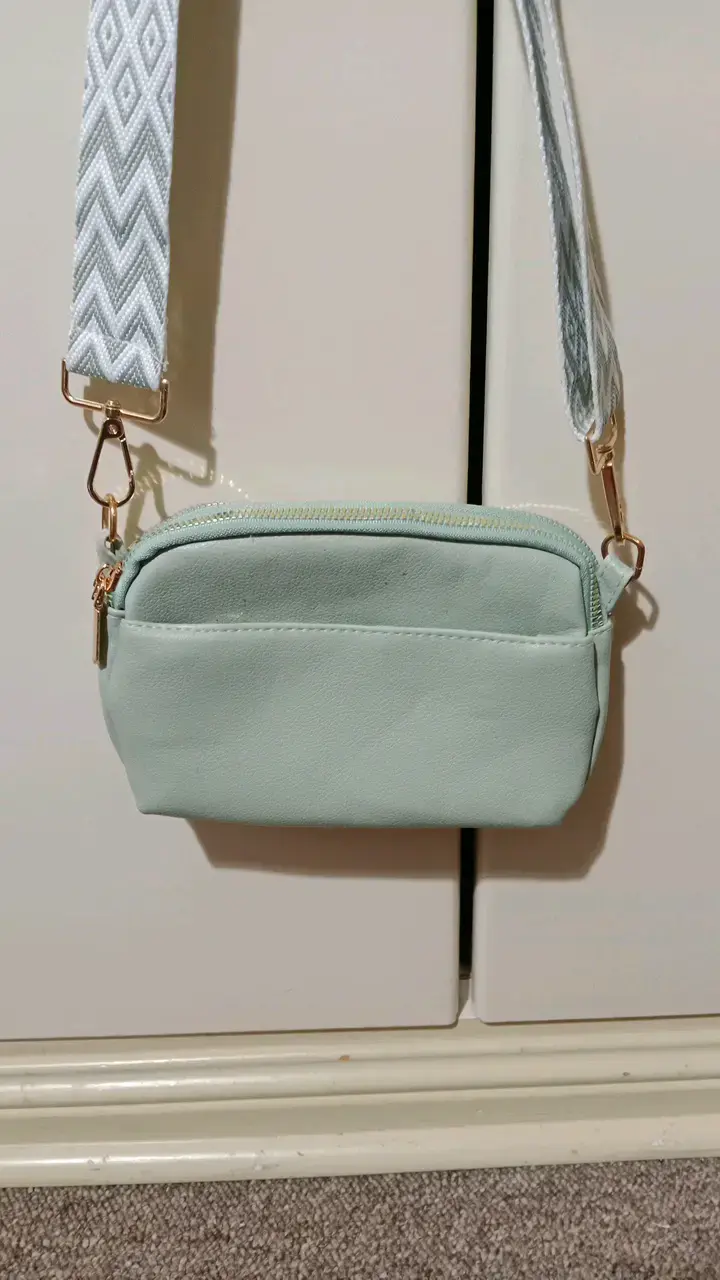Bandolera verde menta con correa estampada - 2
