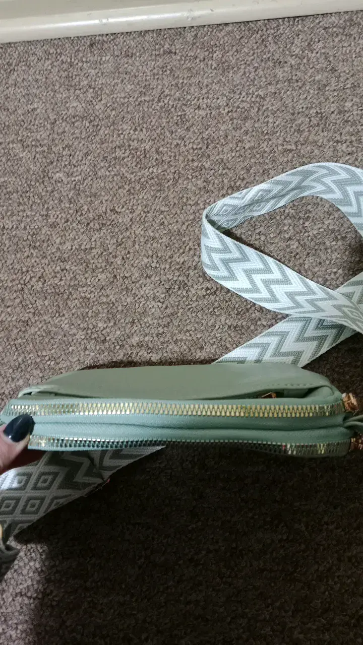 Bandolera verde menta con correa estampada - 3